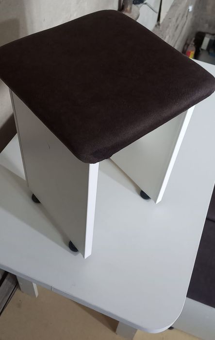 Стол и 4табуретки.