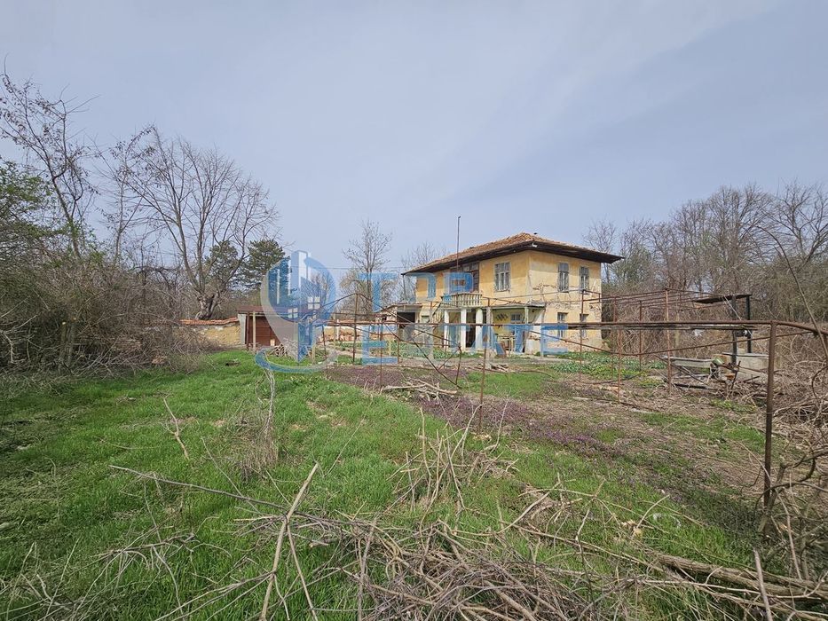 Двуетажна къща с голям двор в село Върбица, област Велико Търново