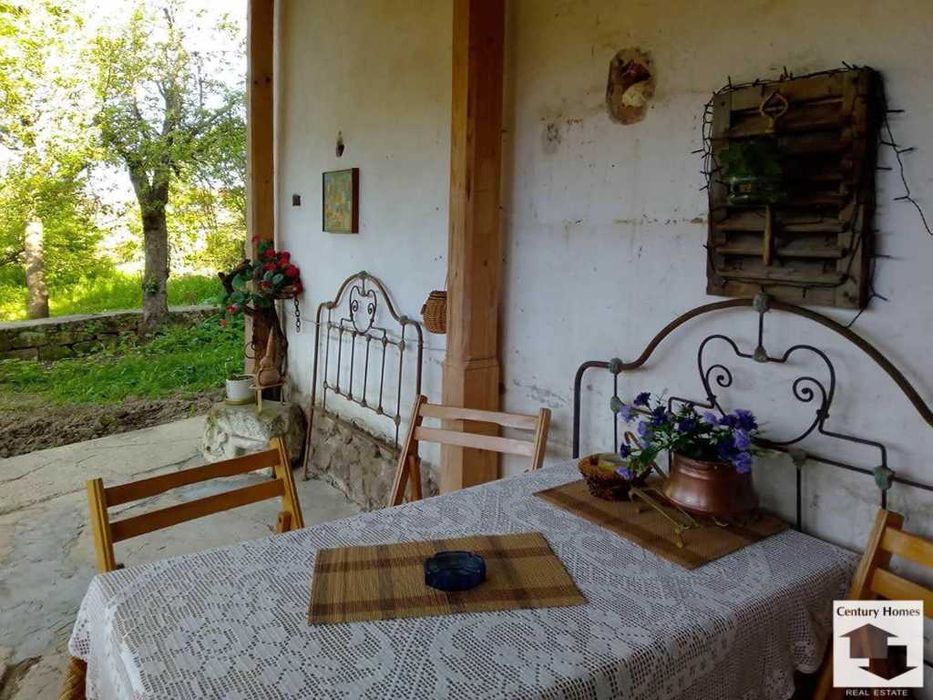 125182 Възрожденска къща с 3 спални и кладенец  в с. Средни Колиби