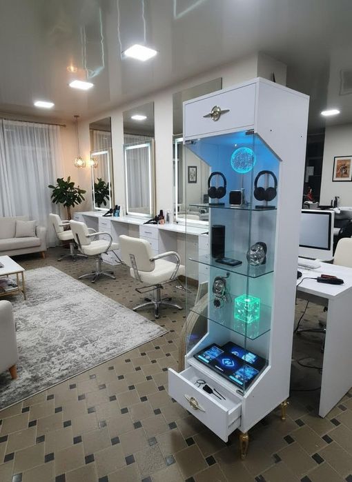 Витрина Hi-Tech для салона красоты / магазина профессиональной космети