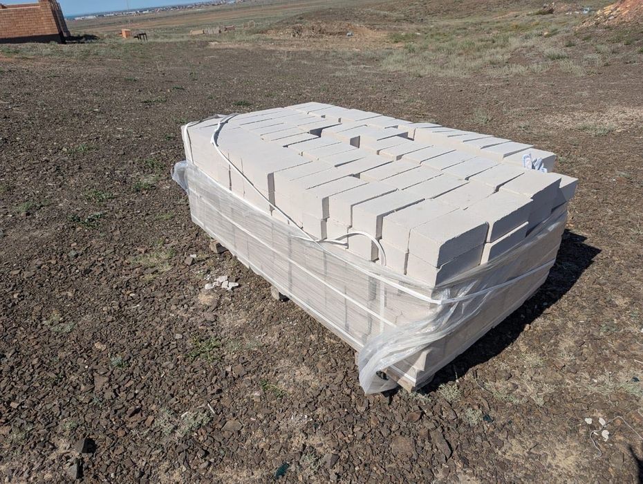 300 белых силикатных кирпичей 180 тг