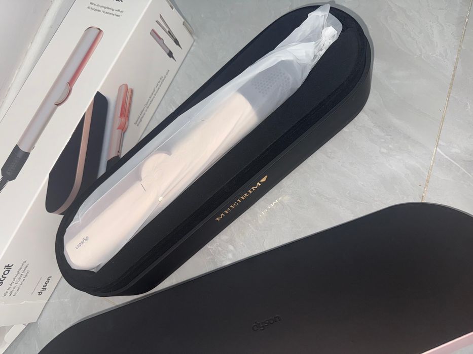 Dyson Airstrait и Dyson стайлер фен