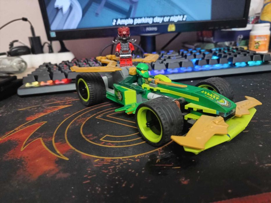 Lego Ninjago Mașină de curse a lui Lloyd