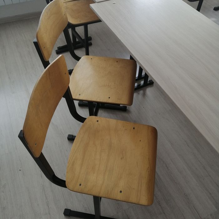 Школьные парты со стульями