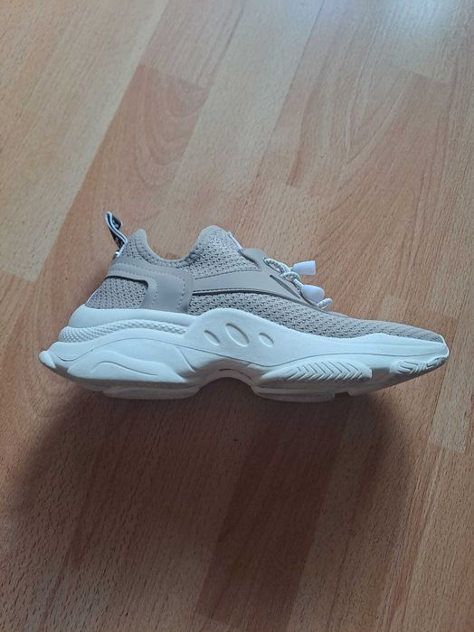 Продавам обувки на Stiven  Maden