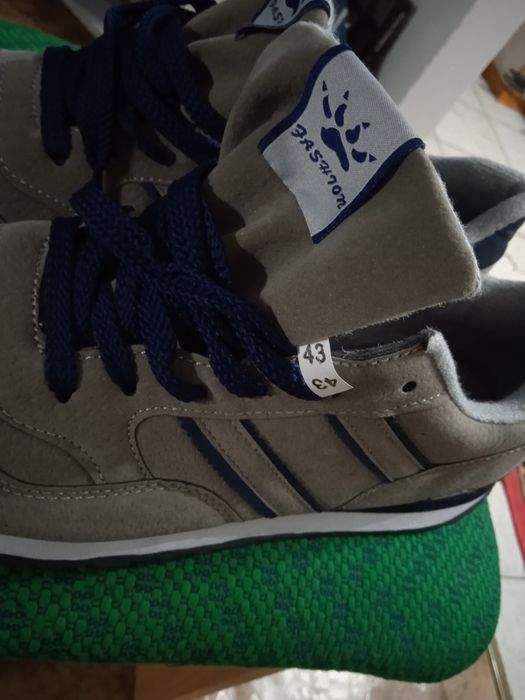 Продам кроссовки новые 43 размер