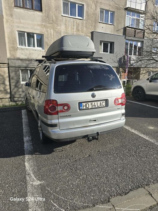 Volkswagen Sharan și barcă cu motor