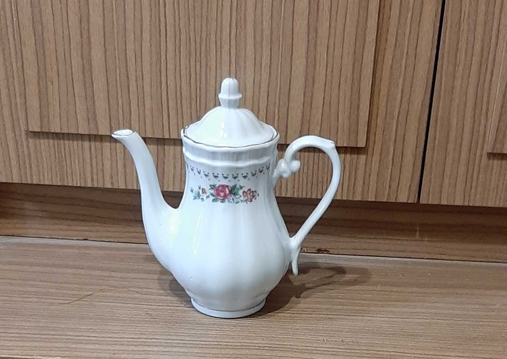 Советские  фарфоровые заварочные чайники и  Водочный сервиз "РЫБКИ "