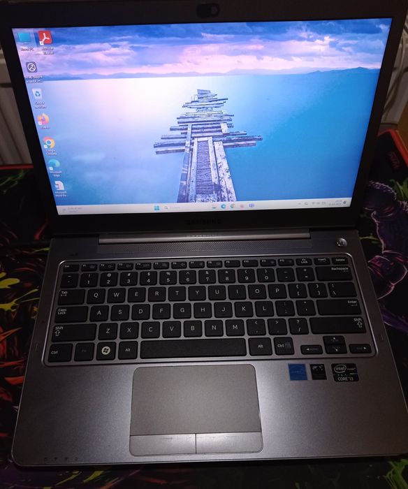 Laptop Samsung i3, RAM 12 GB, SSD 240 GB