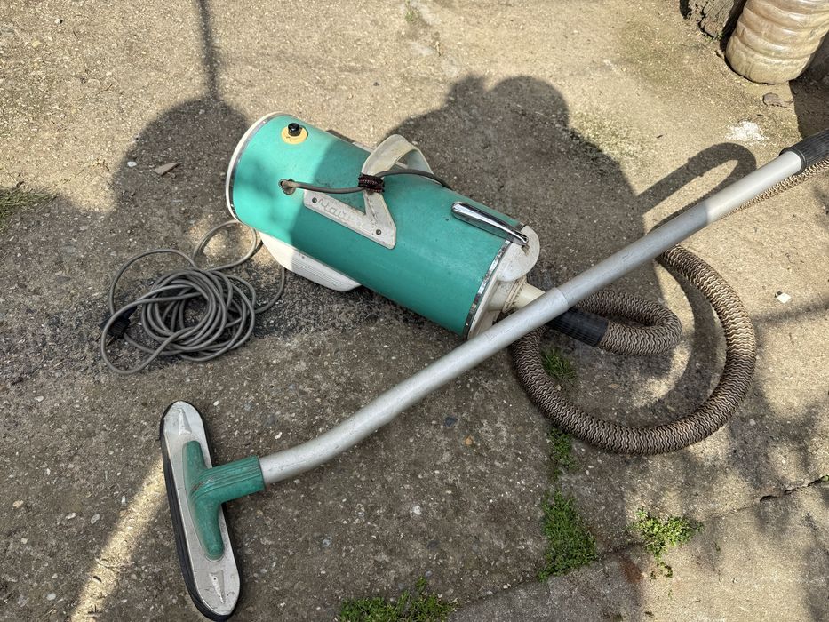 Ретро работеща прахосмукачка ,,Чайка 3”