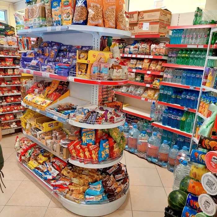 ПРОМО! Островен стелаж със заоблени рафтове