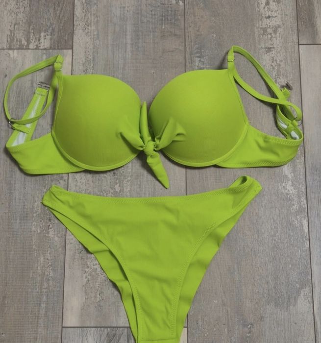 Бански в неонов цвят