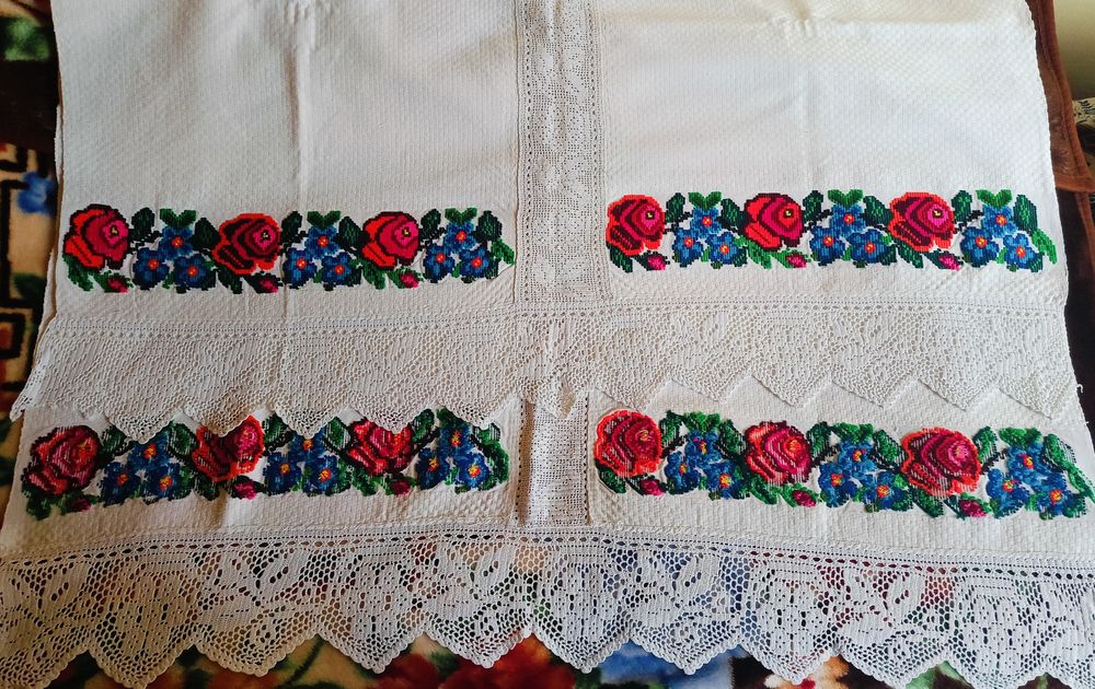 Fete de Masa 500 bucata aproape noi