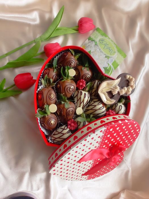 Клубника в шоколаде, букеты, боксшы, подарки, цветы
