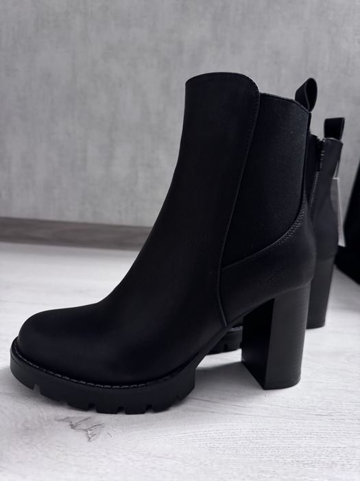 Черни кожени боти