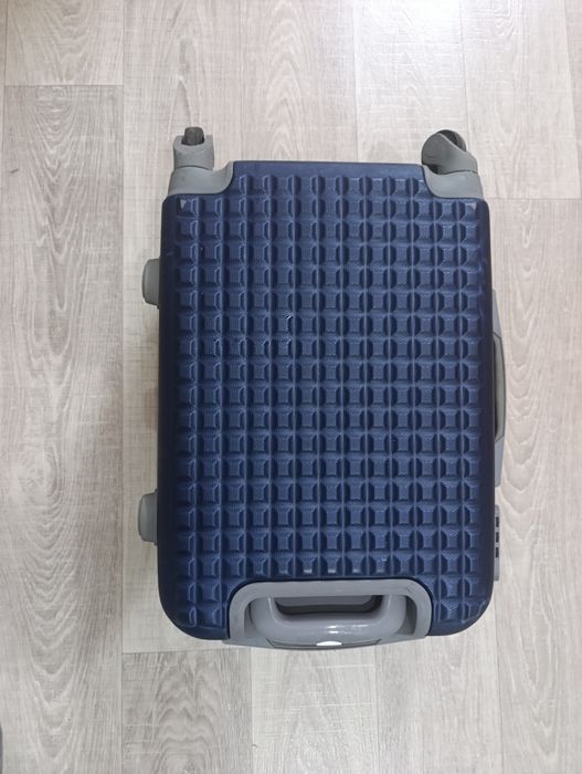 Продам дорожный чемодан