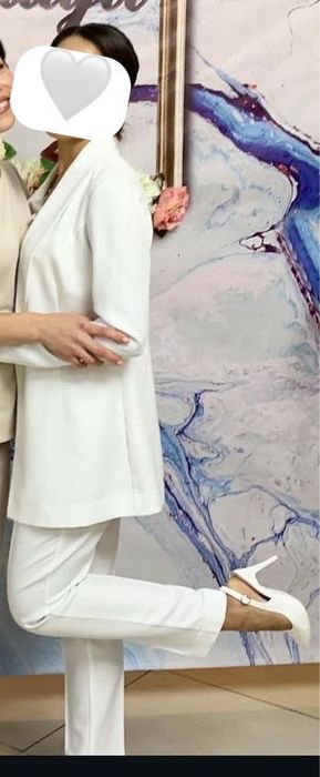 Продам белый брючный костюм