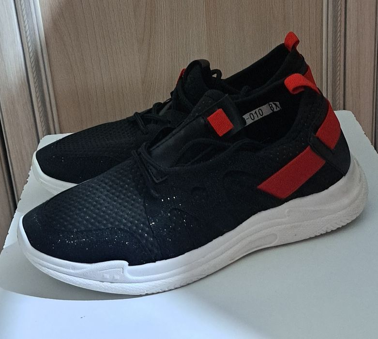 Подростковые кроссовки