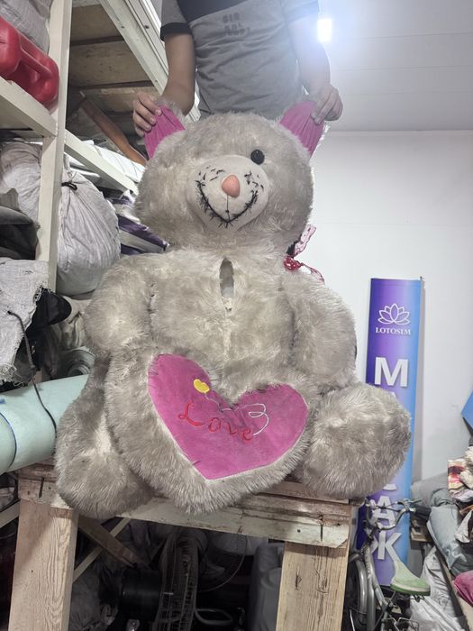 Большие детские игрушки зайчик медведь и мишка , нужно приводить в пор