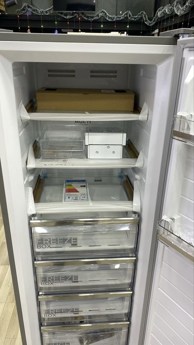 Морозильник Premium класса Midea на 272 литра / модель MDRU385FZF46