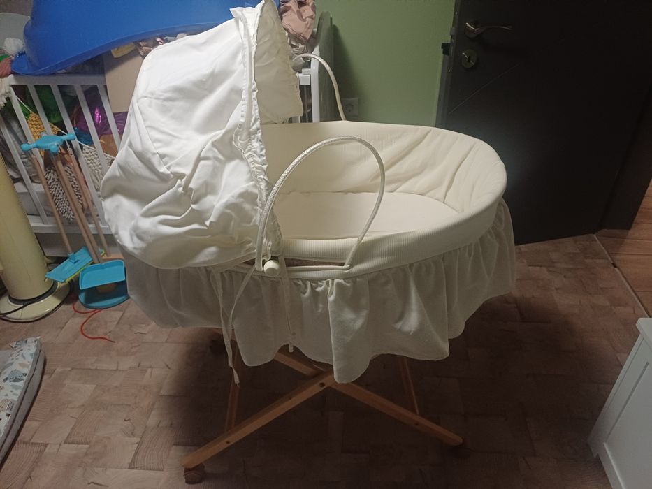 Плетен кош за бебе в идеално състояние.