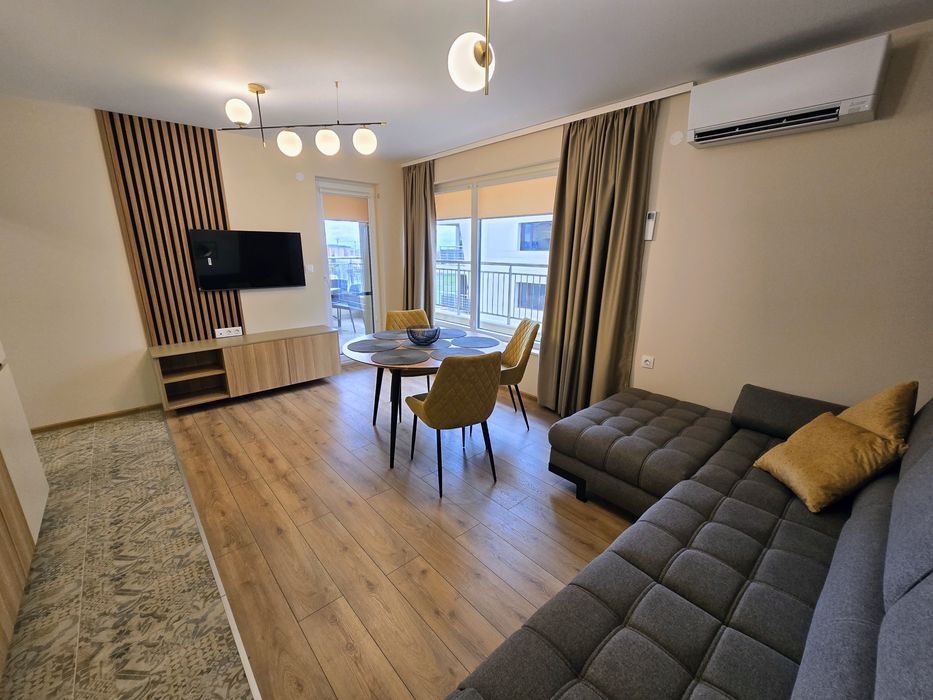 Под наем нов двустаен, Гранд мол