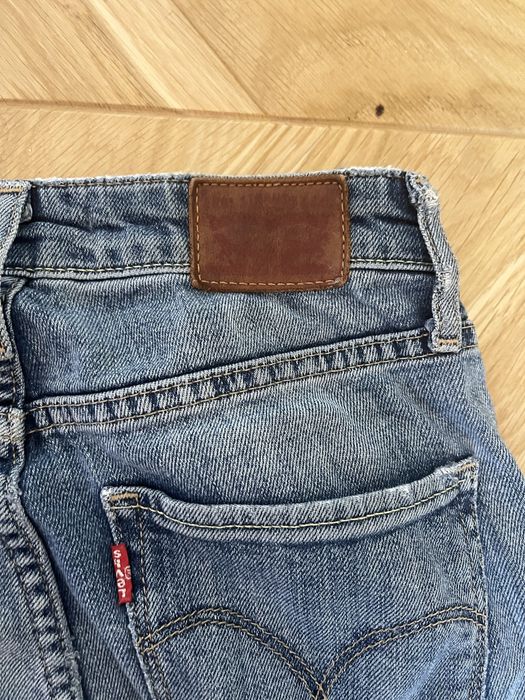 Продавам дамски дънки Levi’s