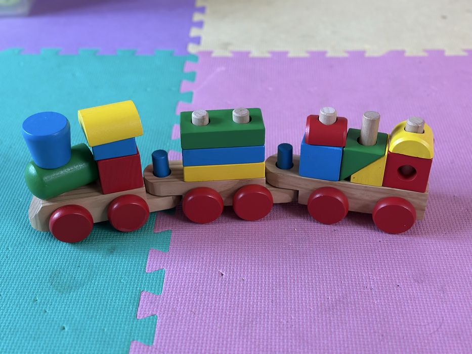 Tren lemn de stivuit Melissa & Doug si masinute Ikea, 18 luni+