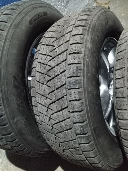 Продам шины зимние.