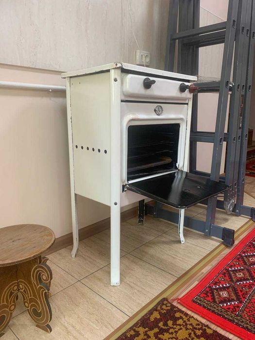 Компактная винтажная газовая плита на ножках с духовкой