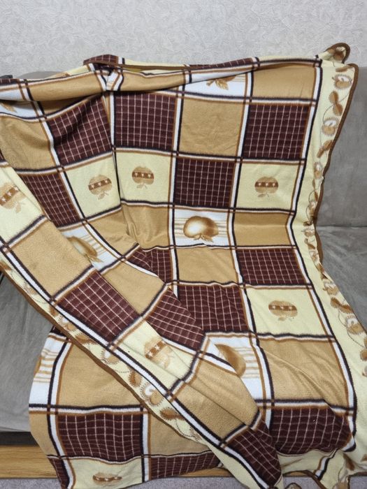 Пледы разных расцветок и размеров, б/у