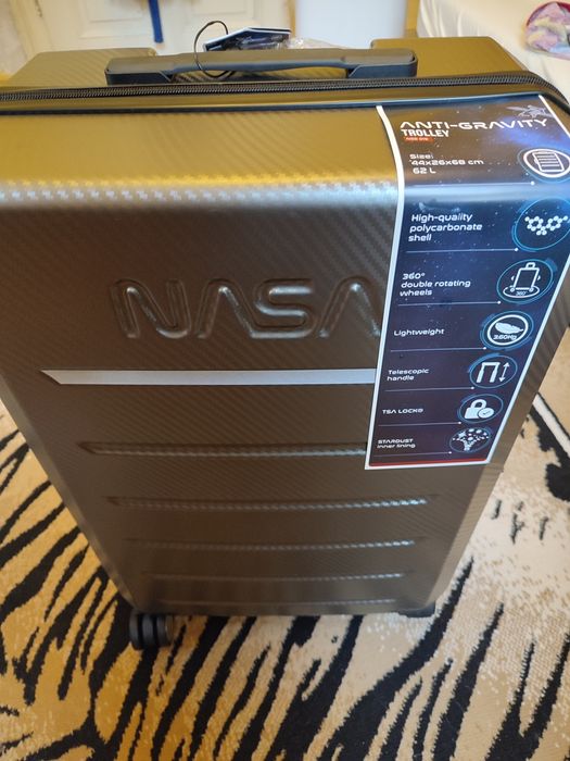 Чисто нов КУФАР С КОЛЕЛЦА NASA, ултра лек, поликарбонат, размер М