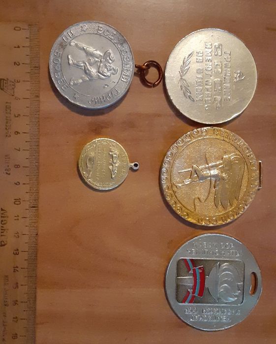 Продам значки советские