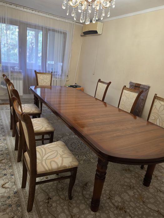 Стол и 10 стулья продам 45000.