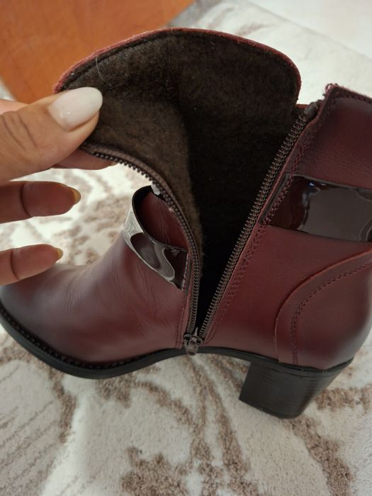 Vând cizmulițe din piele naturala noi