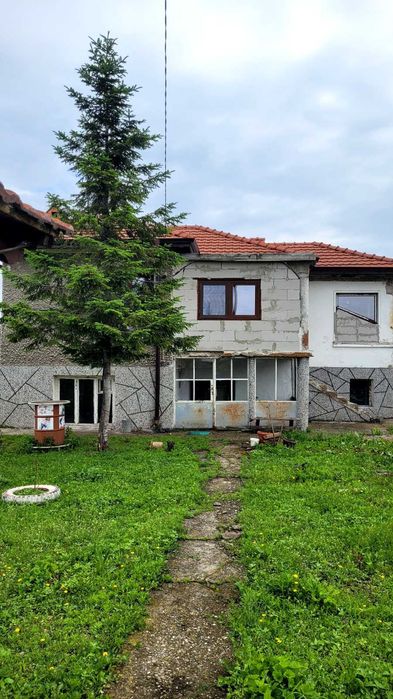 Къща в село Избеглии