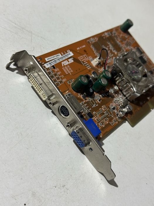 ASUS Radeon 9550 128MB AGP (A9550/TD/P/128M/A) – Netestată – Aspect foarte bun