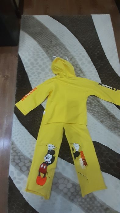 Продам  костюмчик  для девочек.