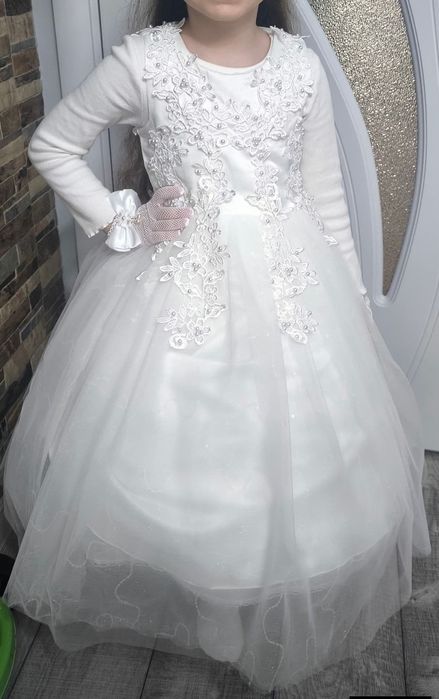 Много красива бяла рокля за малка принцеса