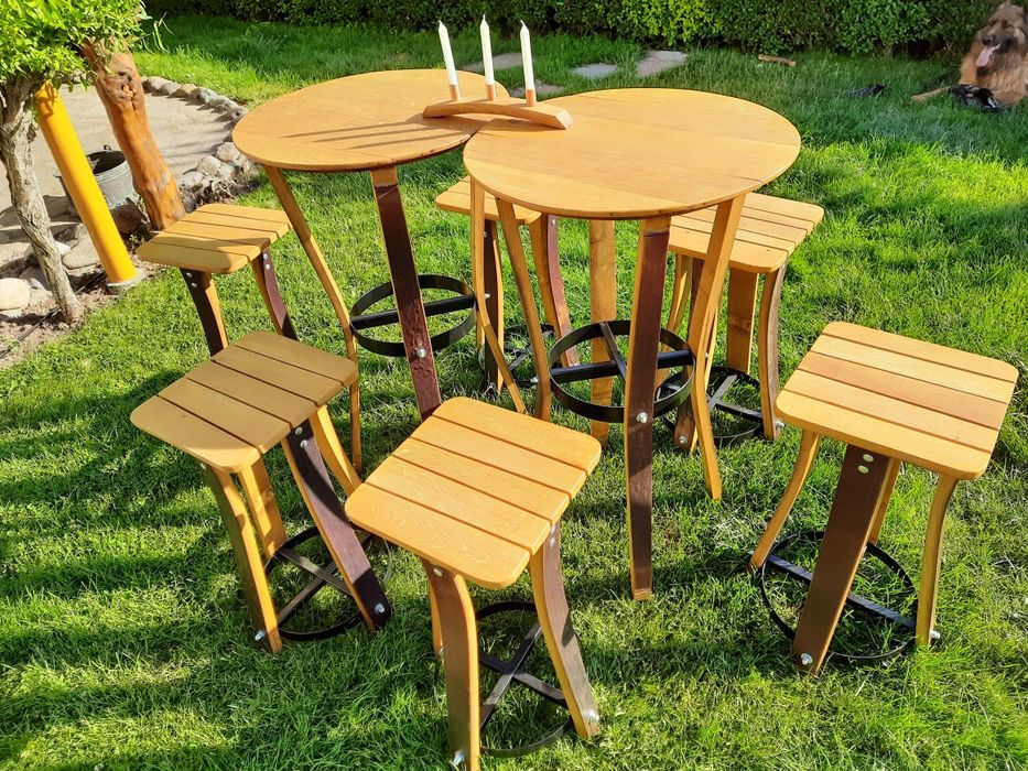 Дървена маса и табуретки от стара дъбова бъчва.