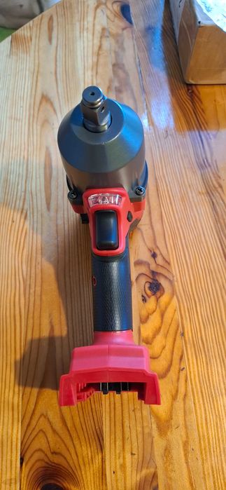 Milwaukee M18 нов безчетков (mid torque) среден ударен гайковерт 1/2 .