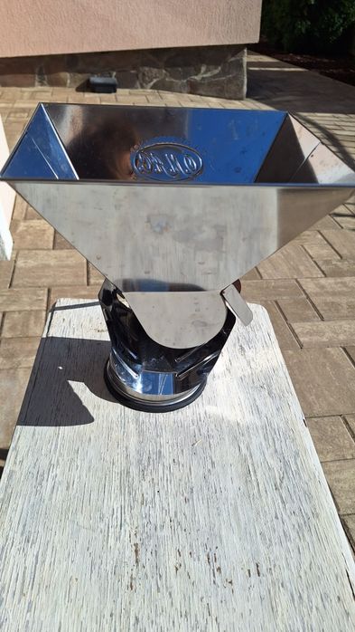 Aparat din inox pentru tomate