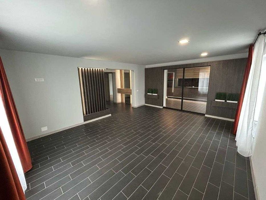 PROPRIETAR  ofer spre vanzare  CASA ,3 CAMERE pe Aleea Olteni -SMEURA