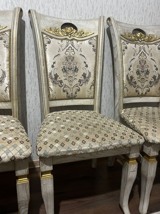 8 стульев и стол из дерева