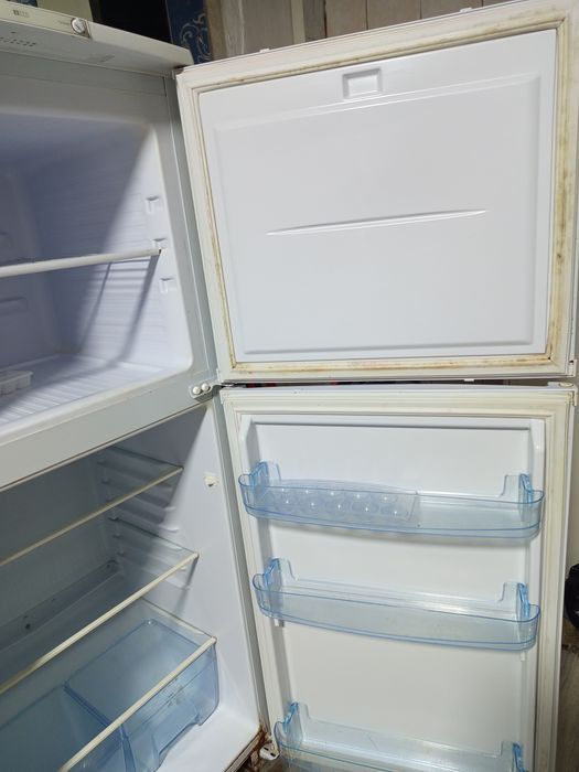 Продам 2 холодильникке indezit и Бирюса