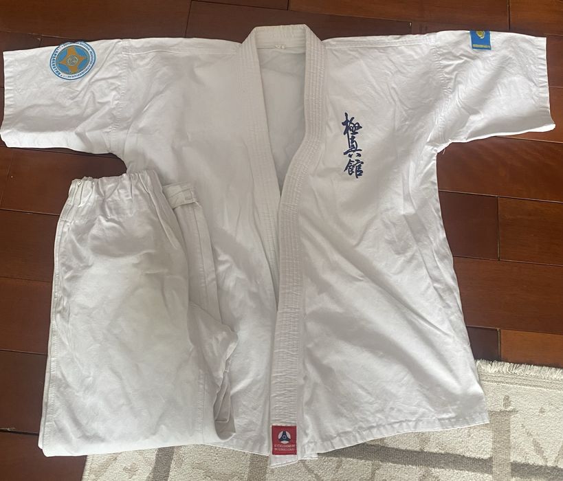 Продам кимано и шлем для каратэ