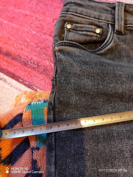 Дънки и пуловер.