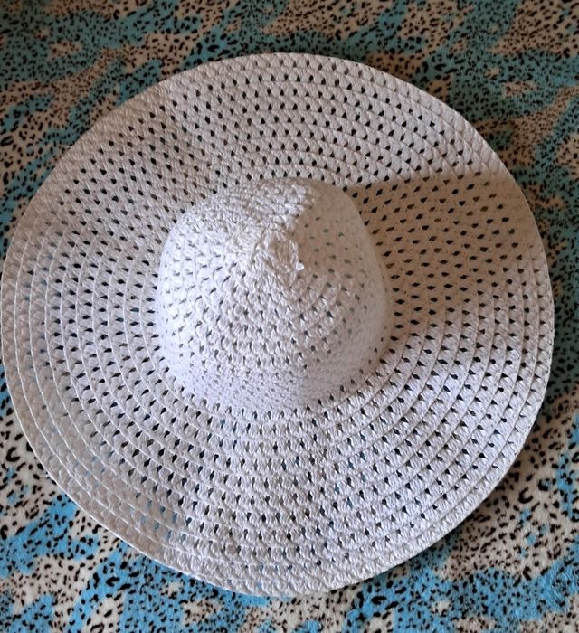 Продаются шляпы.