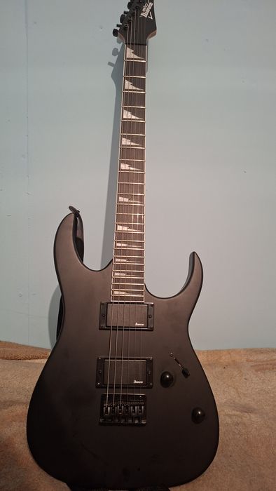 Продам электро гитару Ibanez