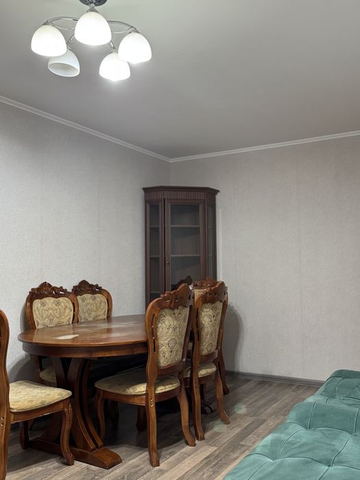 Стол со стульями